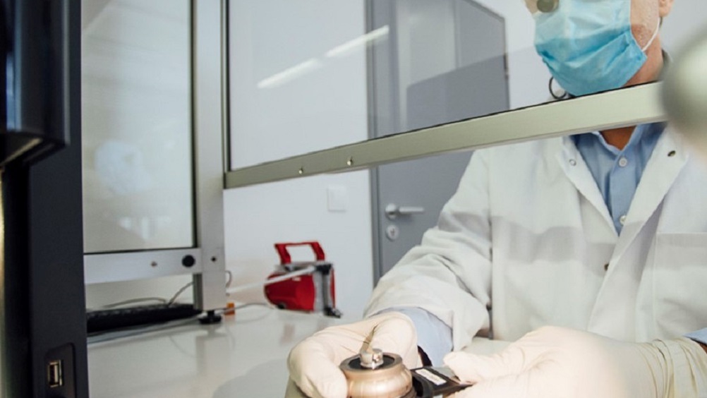 SEM implant analysis under clean room conditions in the accredited testing laboratory.